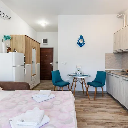Sunny Side Wellness & Apartment